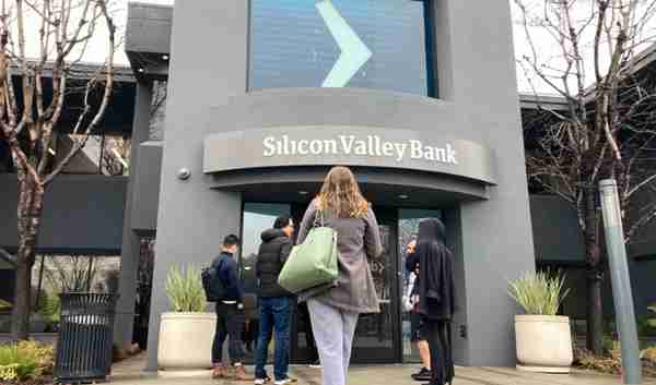硅谷银行突然倒闭背后：有VC“提前跑了”或“正在跑”，创业公司打折自救