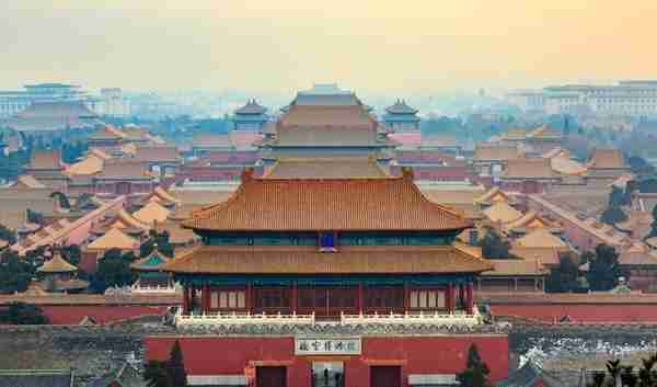 中国古建筑屋顶上那些装饰的脊兽都是有讲究的不是随便摆放的？