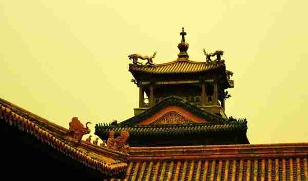 中国古建筑屋顶上那些装饰的脊兽都是有讲究的不是随便摆放的？