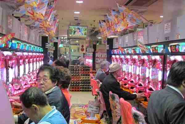 数百万日本人倾家荡产，日本弹球机“柏青哥”，竟是合法“赌博”