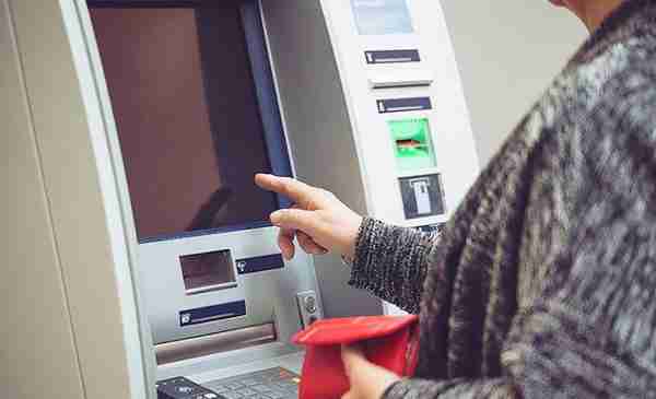 取款方式迎来新变革？ATM推出“刷脸取款”，不带银行卡也能取钱