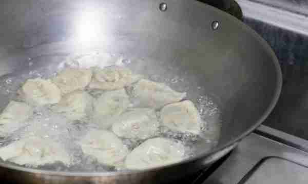 水煮冻饺子，用热水用凉水都不对，教你正确的做法，不破皮不漏馅