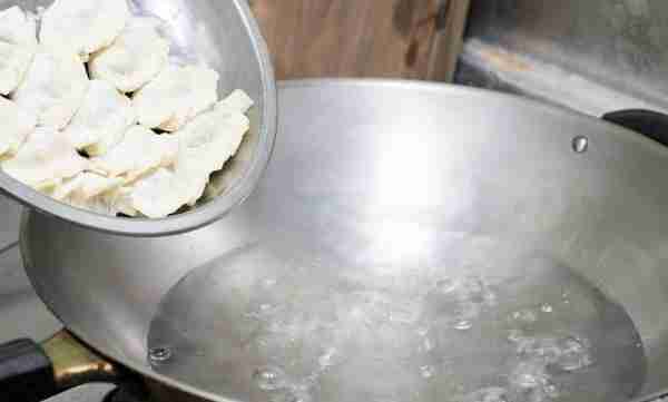 水煮冻饺子，用热水用凉水都不对，教你正确的做法，不破皮不漏馅