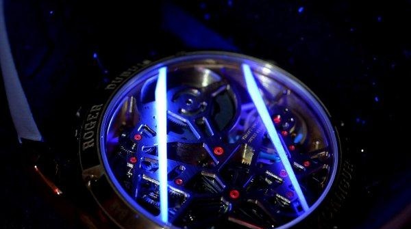 腕表上的装饰艺术 品鉴罗杰杜彼全新王者系列霓虹Spin-Stone™腕表