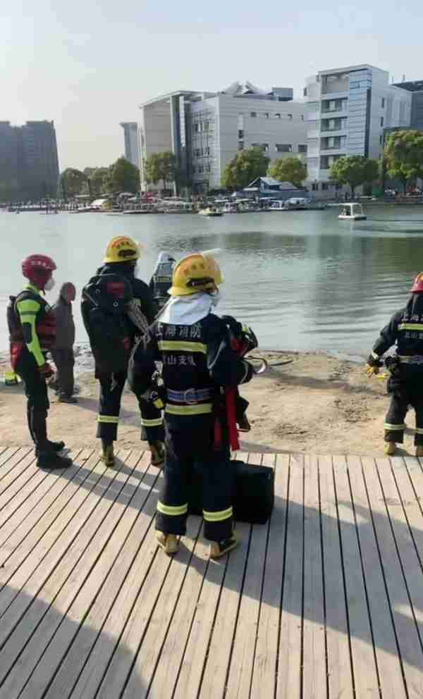 上海美兰湖发生悲剧，一名20多岁小伙逞强跳入湖中游泳，不幸溺亡