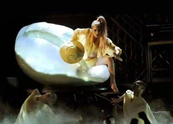 Lady Gaga 加入了 K-pop 女团，还 cosplay 小小兔
