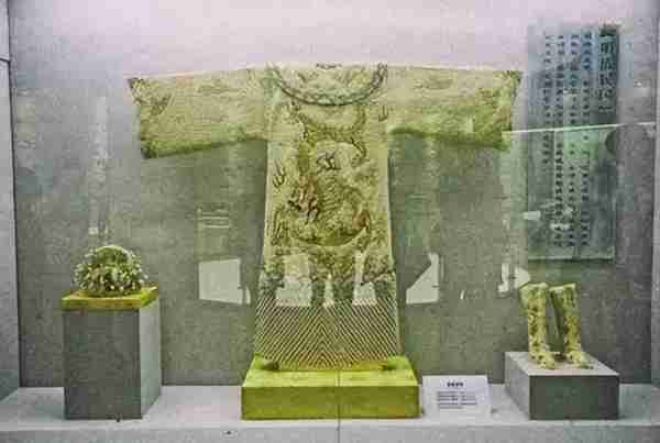 1972年内蒙发现清朝公主墓，身穿龙袍皮肤有弹性，陪葬品价值过亿