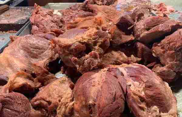西安很正宗的“酱牛肉”，一斤88元，日卖800斤，顾客排长队