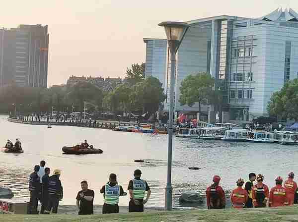 上海美兰湖发生悲剧，一名20多岁小伙逞强跳入湖中游泳，不幸溺亡