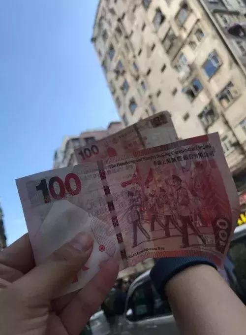 神秘90后香港天台狂撒100元大钞，路人哄抢，刚被警方抓捕
