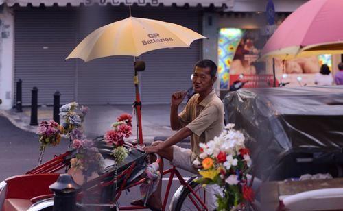 马来西亚槟城，有一道别样风景叫“人力车夫”，都是清一色的老人